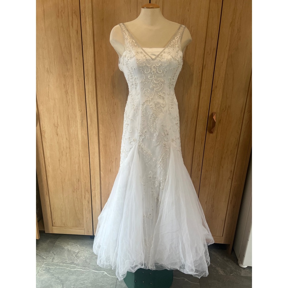 Bonny Bridal Venus Wedding Dress White Beaded Mermaid V-Neck Size 6 4478-31